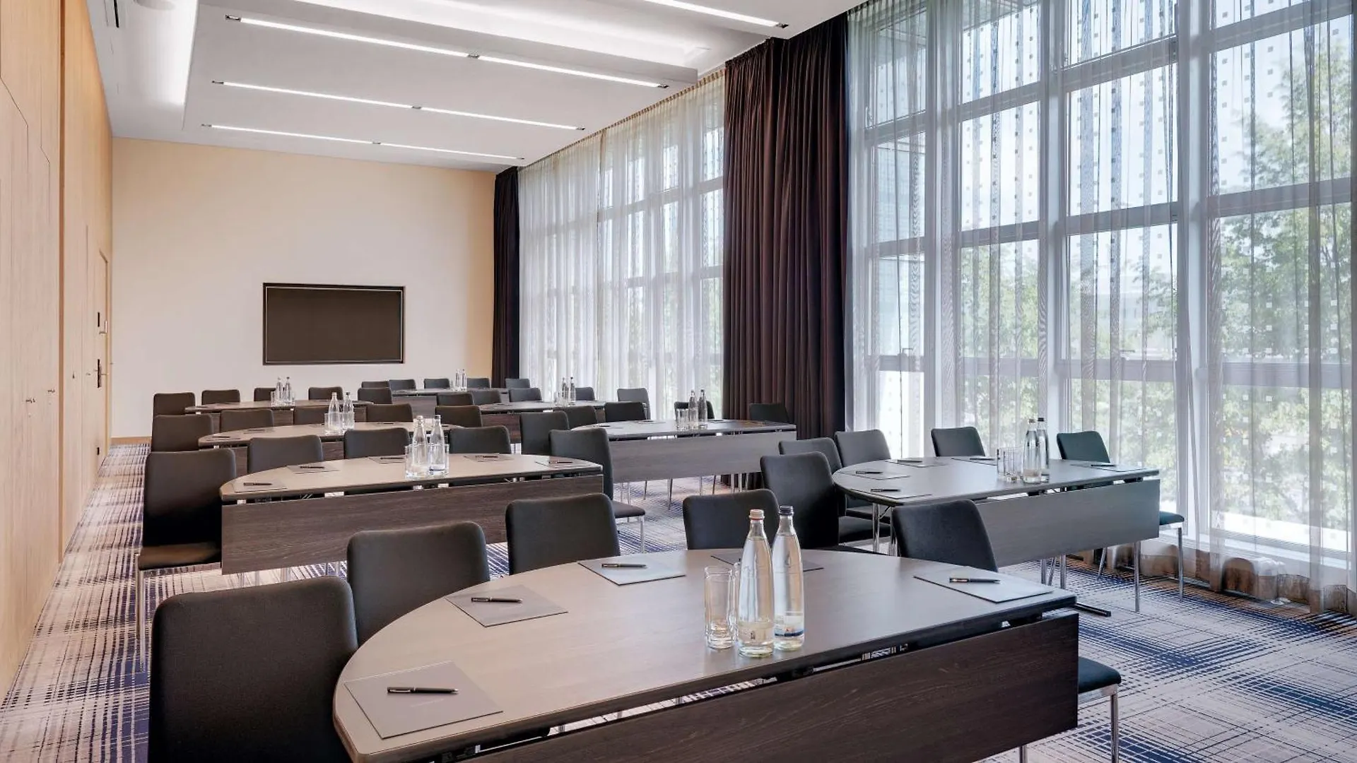 מלון Schwaig bei Nürnberg Hilton Munich Airport 4*,